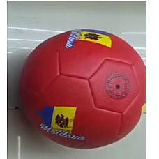 Красный футбольный мяч..