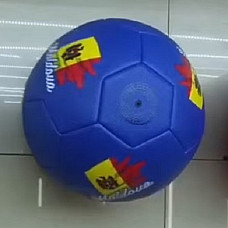 Синий футбольный мяч..