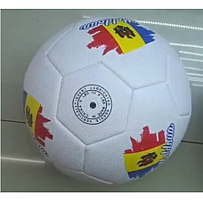 Белый футбольный мяч..