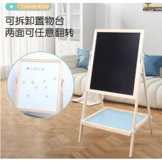 Tabla din lemn cu accesorii..