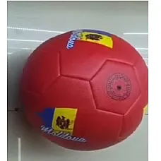 Minge de fotbal rosu..