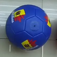 Minge de fotbal galben..