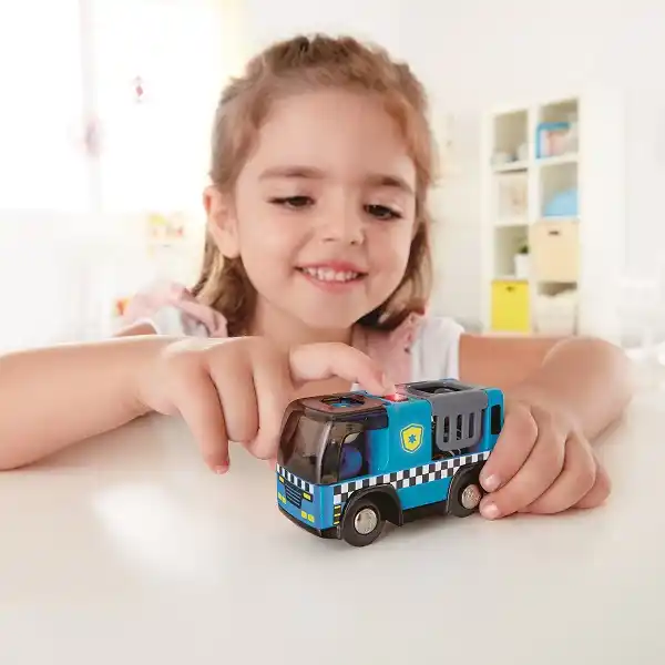 Mașină de poliție cu sirenă