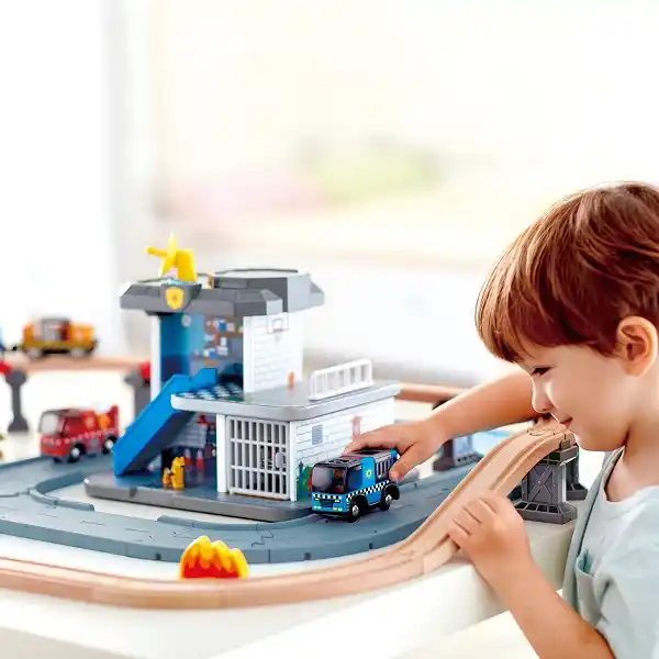 Mașină de poliție cu sirenă