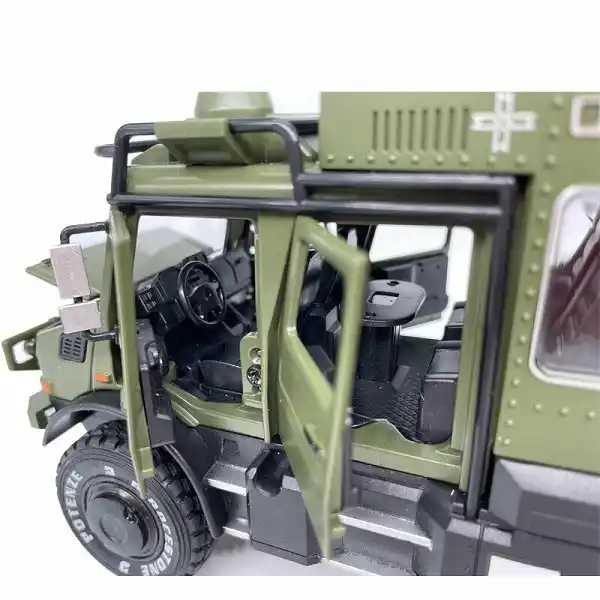 1:32 Mercedes-Benz-Unimog инерционный (свет, звук)