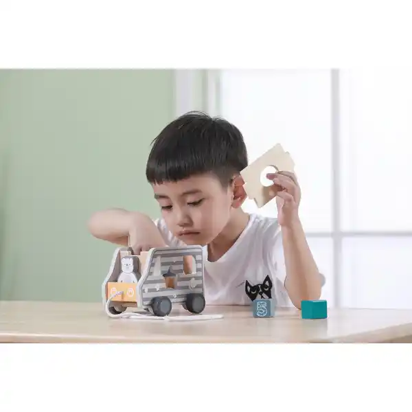 Каталка-сортер на веревке "Грузовик с цифрами и формами"