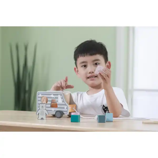 Каталка-сортер на веревке "Грузовик с цифрами и формами"