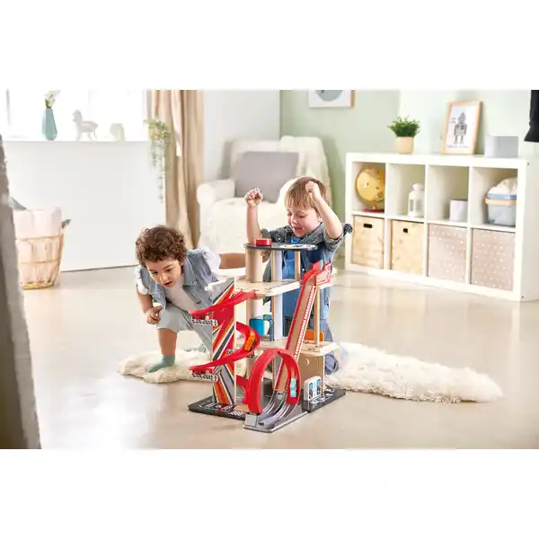 Многоуровневая автостоянка с автотреком для трюков