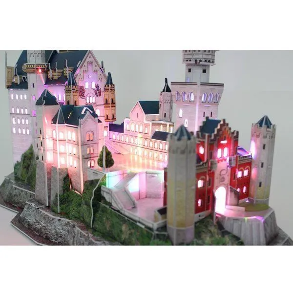 Puzzle 3D „Castelul Neuschwanstein” cu iluminare LED, 128 de elemente