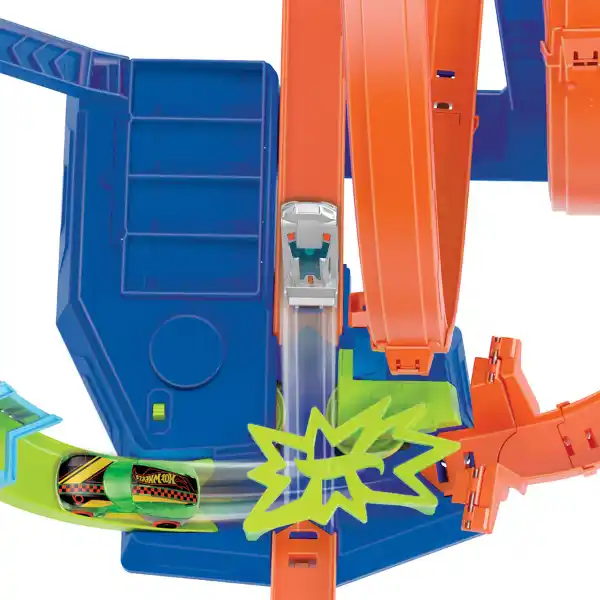 Hot Wheels трек “Гигантская петля с безумными столкновениями”