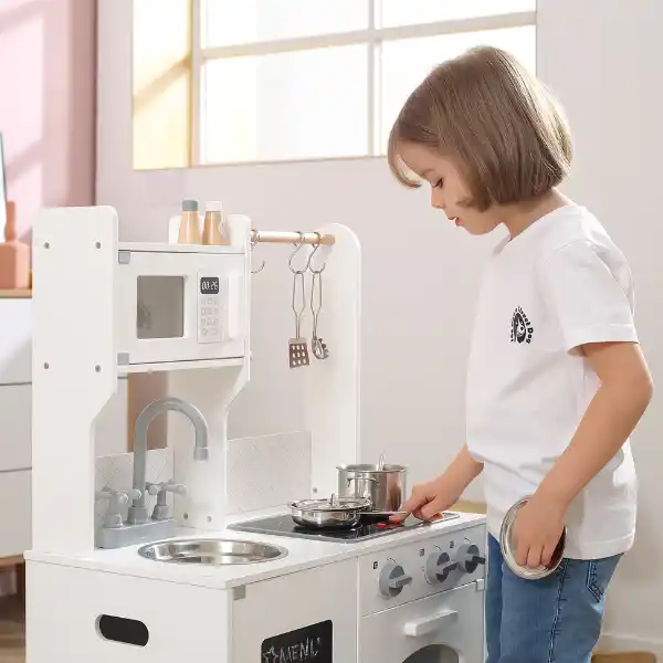 Bucătărie din lemn cu accesorii, lumină și sunet, albă