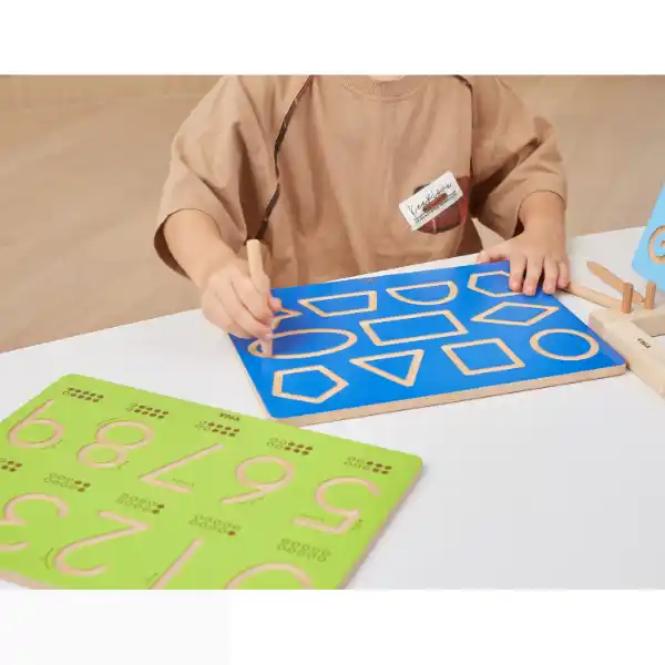 Деревянная доска с видами транспорта и деревянной ручкой