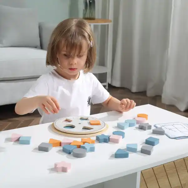 Joc de sortare din lemn „Figuri”