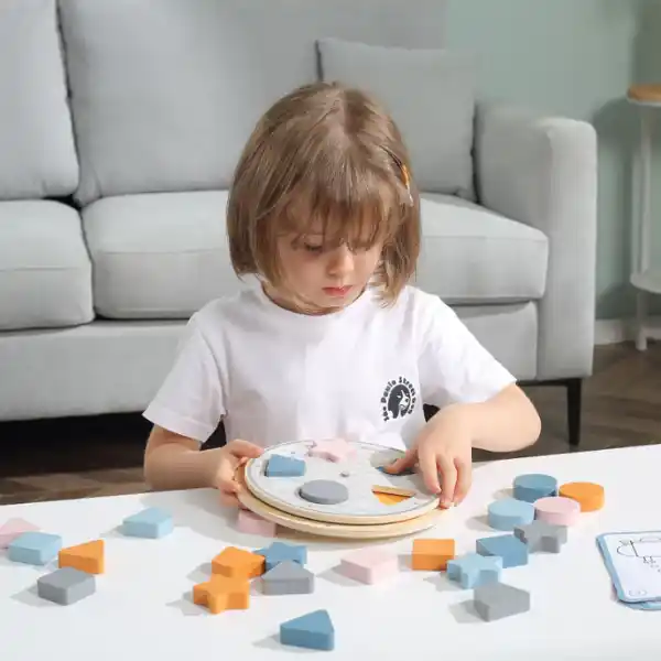 Joc de sortare din lemn „Figuri”