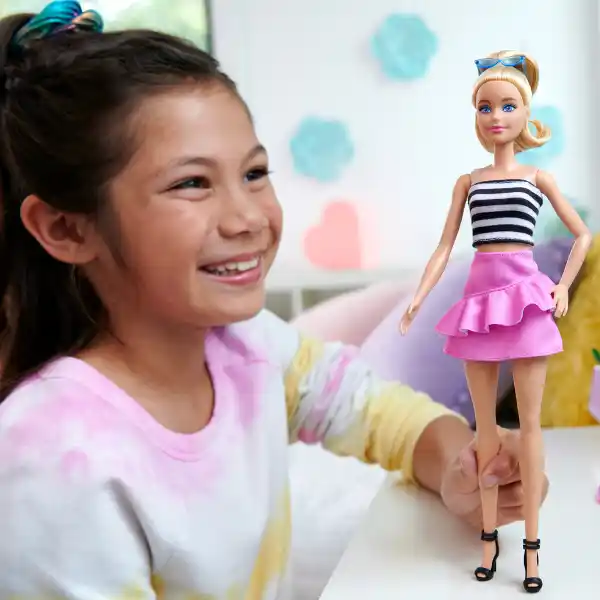 Papușa Barbie „Fashionista în top cu dungi și fustă roz”