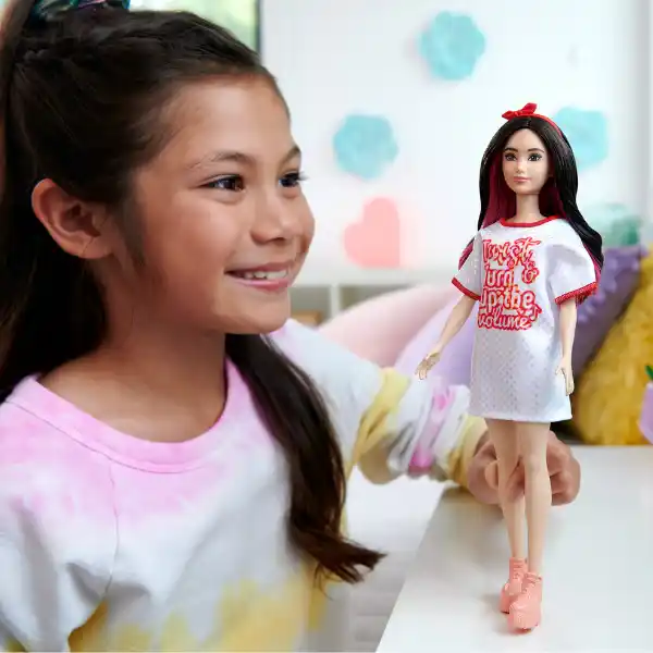 Papușa Barbie „Fashionista cu păr negru ondulat cu rochie Twist ‘n’ Turn”