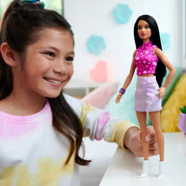 Papușa Barbie "Fashionista cu păr negru drept și fustă iridescentă"