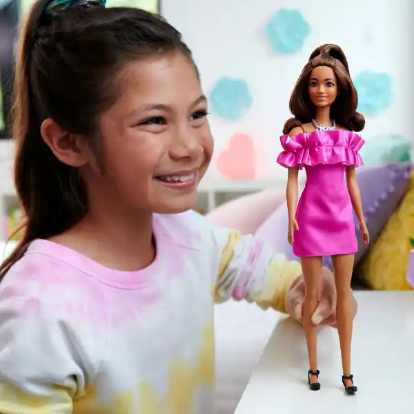 Papușa Barbie „Fashionista cu părul ondulat șaten și o rochie roz”