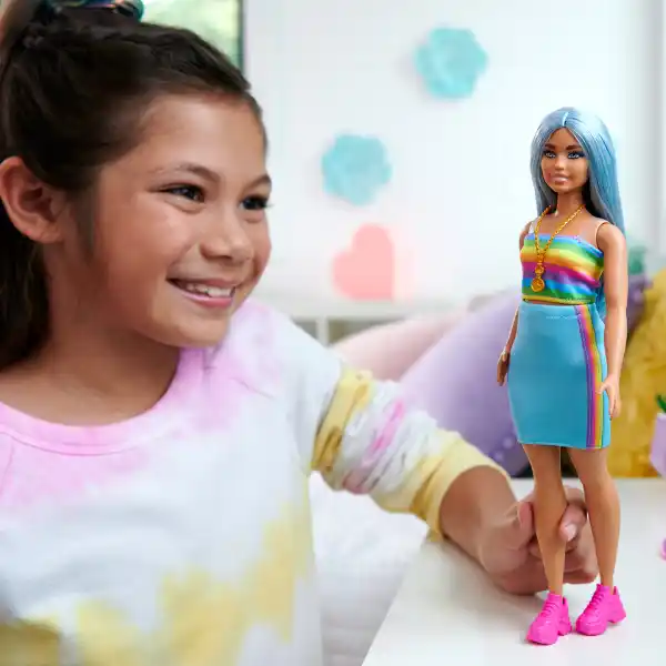 Papușa Barbie „Fashionista cu părul albastru, bluză curcubeu și fustă de culoare verde-vișinie”