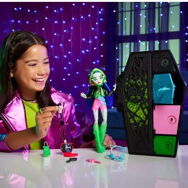 Игровой набор Monster High Neon Fright " Гулия Йелпс и Секреты в ее шкафу "