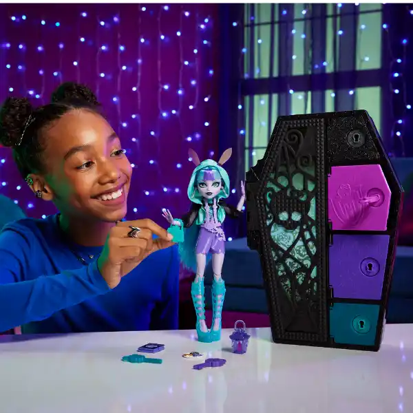 Игровой набор Monster High Neon Fright " Твайла и Секреты в ее шкафу "