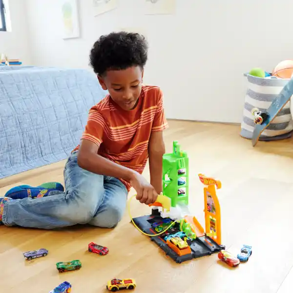 Игровой набор Hot Wheels "Заправочная станция Super Recharge"