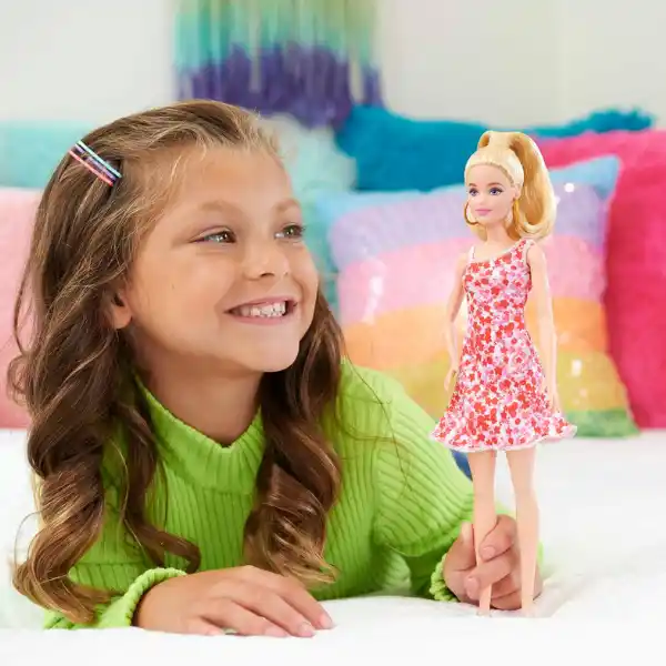 Papușa Barbie „Fashionista în rochie cu model floral”