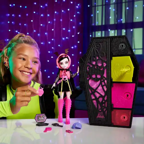 Игровой набор Monster High Neon Fright "Дракулаура и Секреты в ее шкафу "