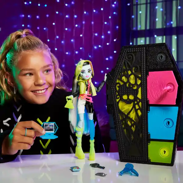 Игровой набор Monster High Neon Fright "Фрэнки Штейн и Секреты в ее шкафу "