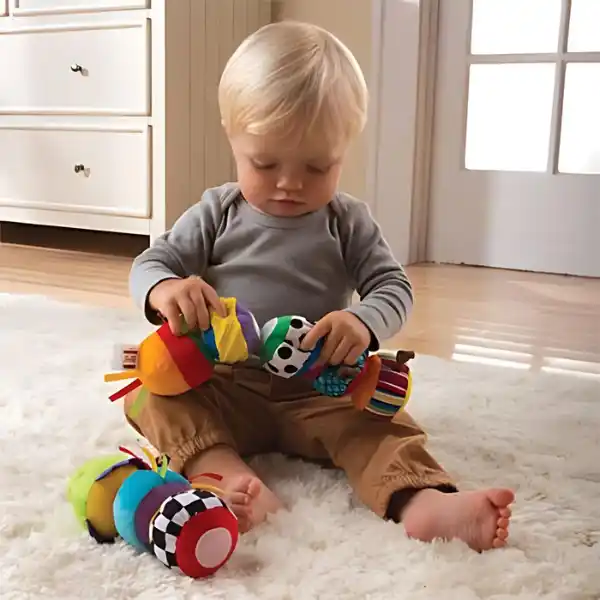 Развивающая мягкая игрушка со звуками «Гусеница с активностями»