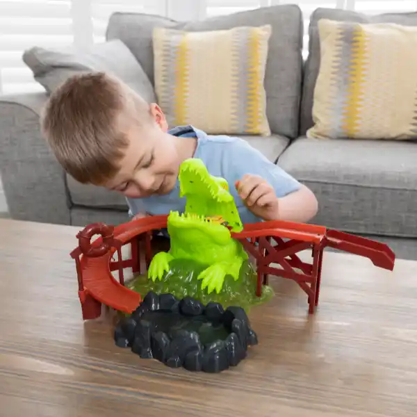 Игровой набор «Трасса с крокодилом и машинкой, меняющей цвет»