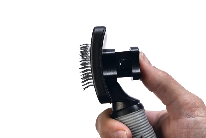 BEEZTEES Perie cu autocurățare SLICKER BRUSH S Dog Black