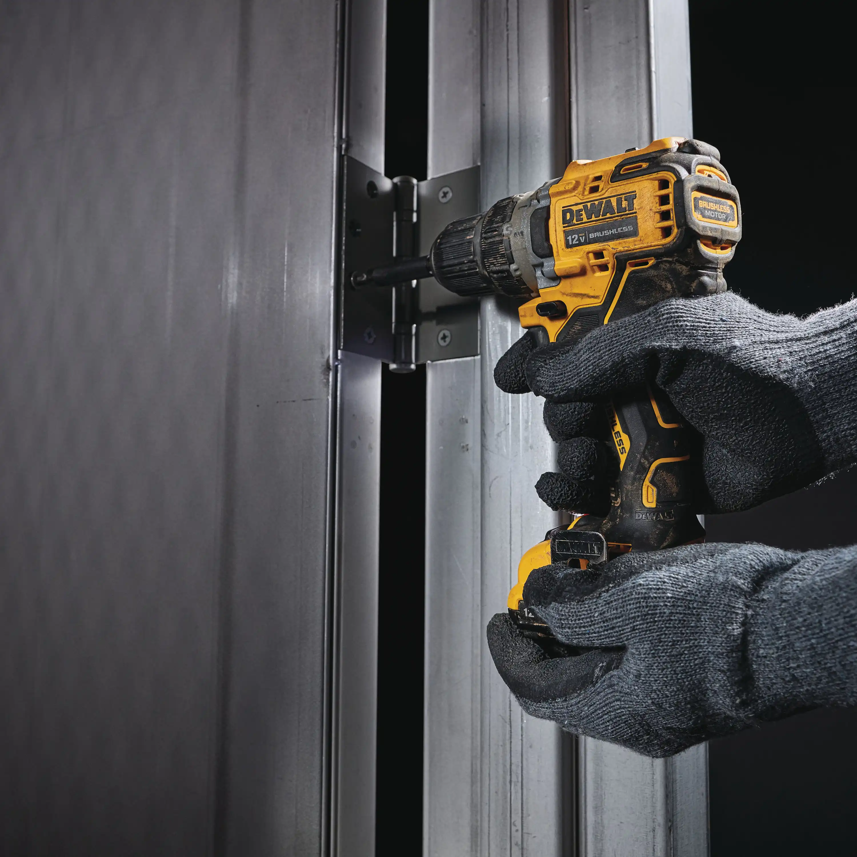 Mașină de găurit și înșurubat cu acumulator DeWALT DCD701N