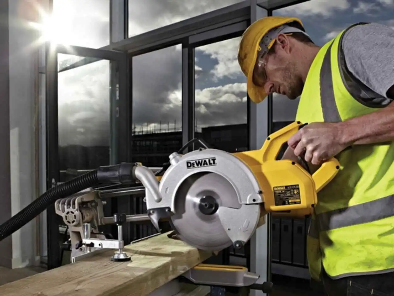 Торцовочная пила DeWALT DWS778