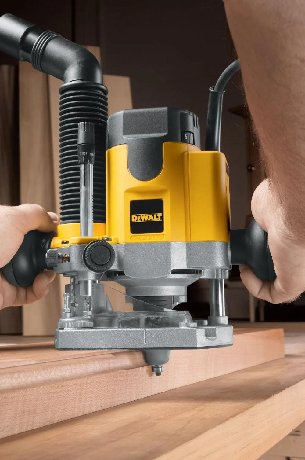 Mașină de frezat DeWALT DW621