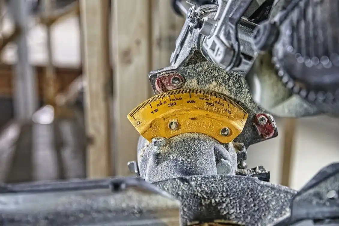 Торцовочная пила Dewalt DCS727N