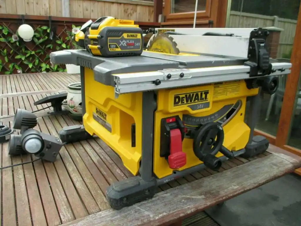 Настольная пила DCS7485N