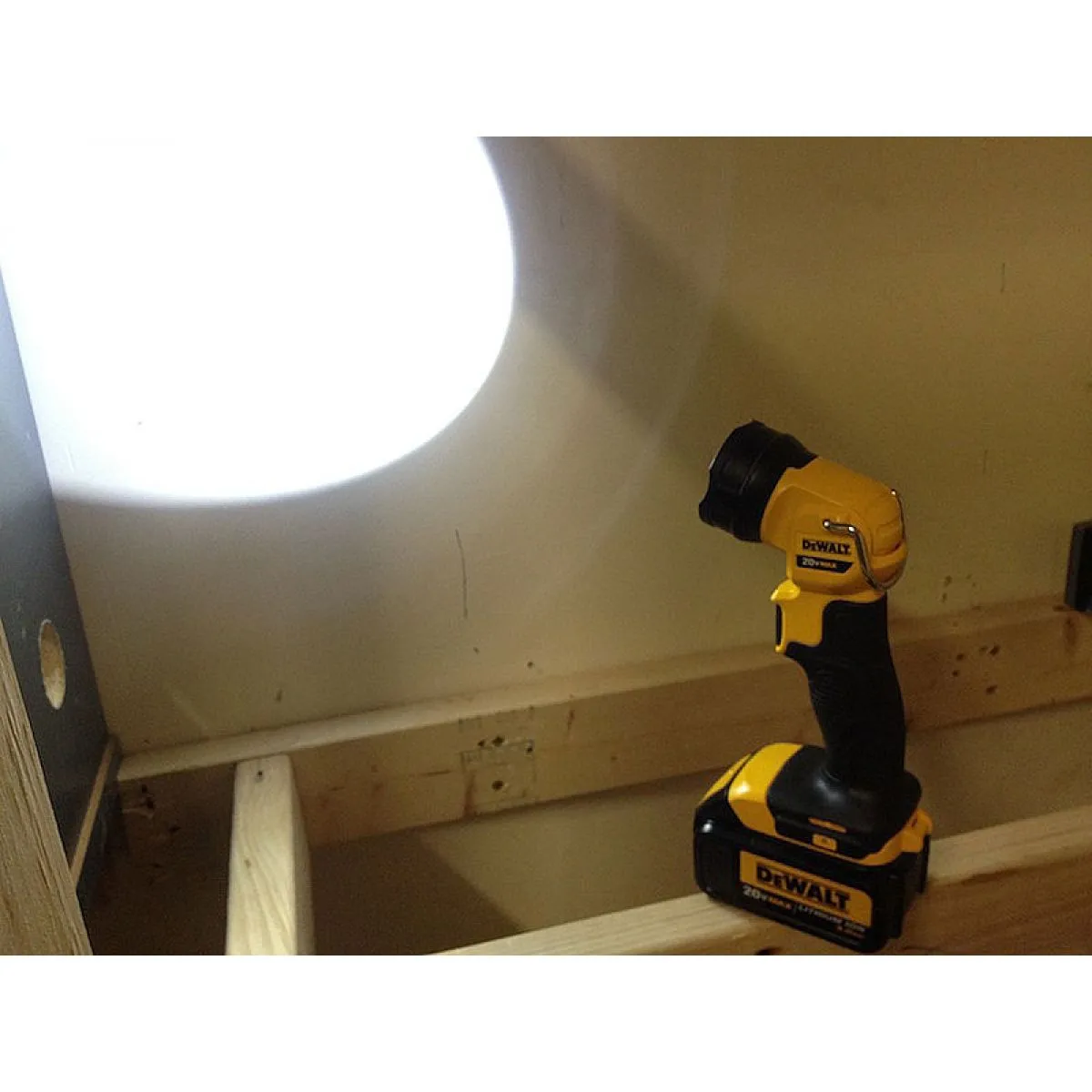 lanterna DeWALT DCL040