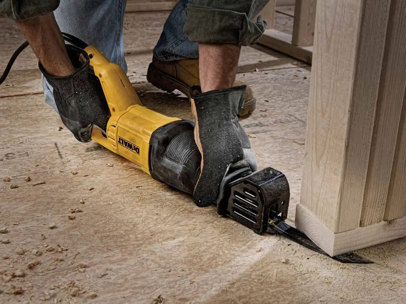 Fierestrau sabie DeWALT DWE305PK