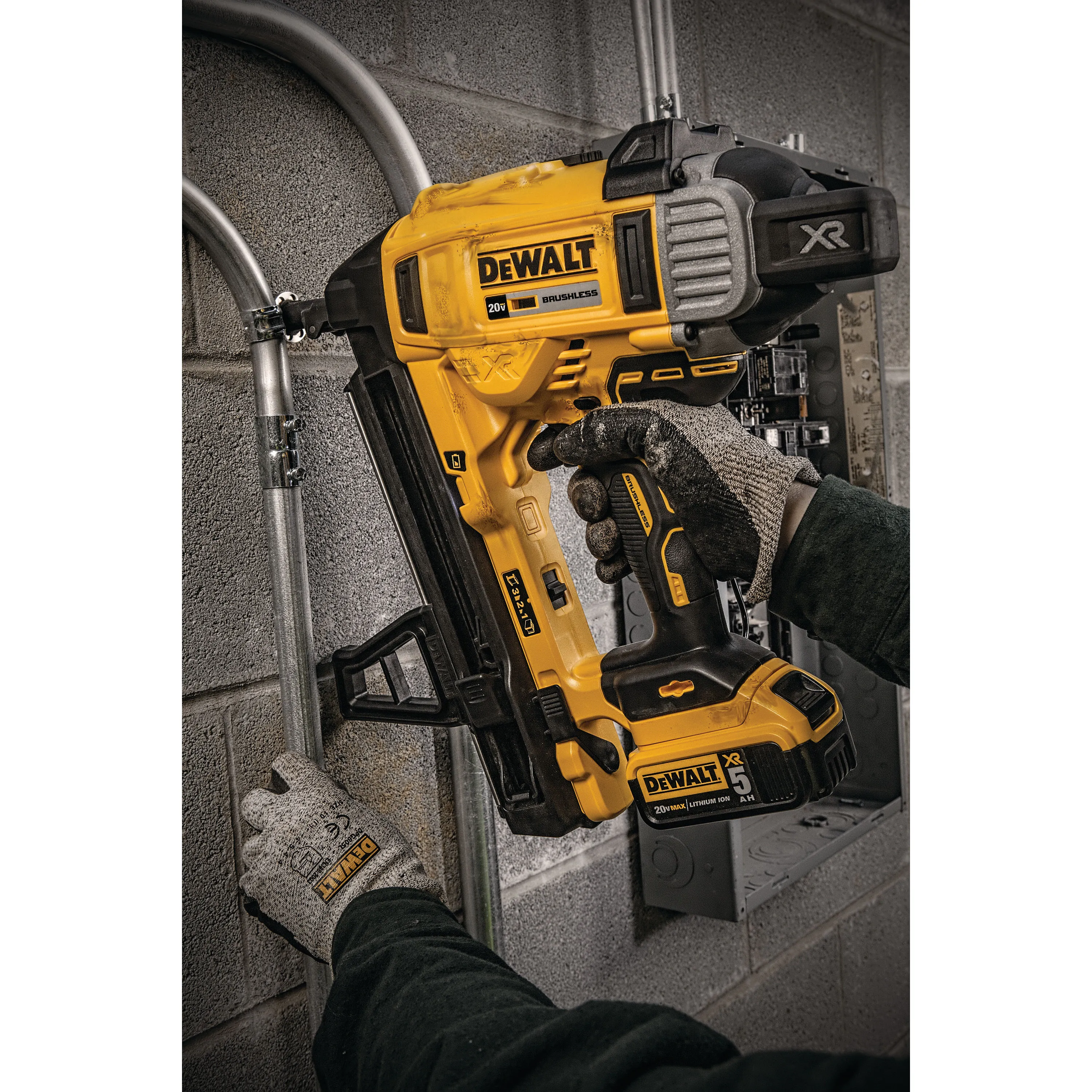 Pistol de batut cuie otel/beton DeWALT DCN890P2