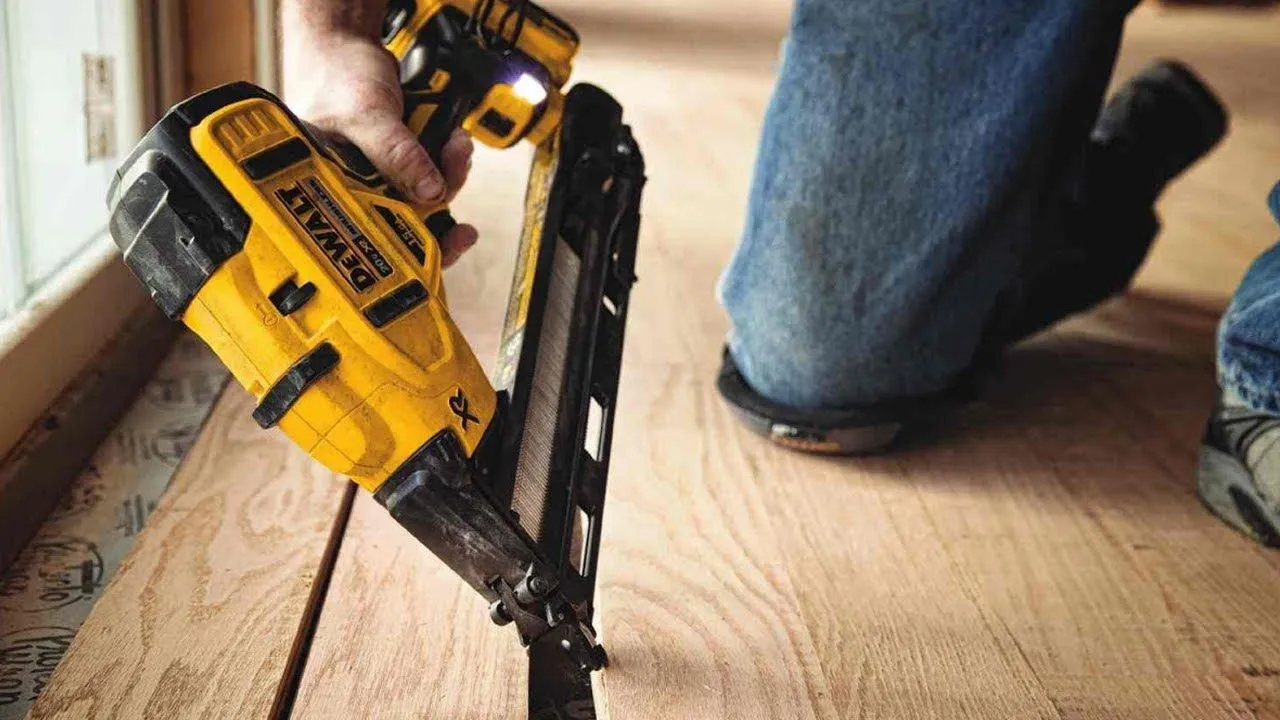 Pistol de batut cuie otel/beton DeWALT DCN650N