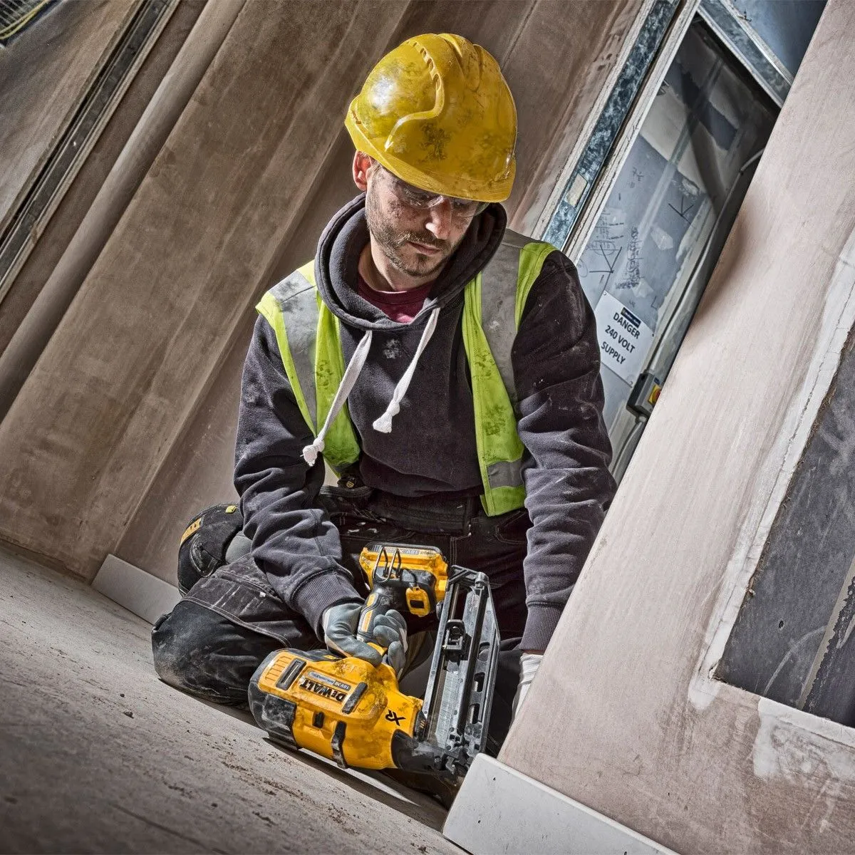 Pistol de batut cuie otel/beton DeWALT DCN660P2