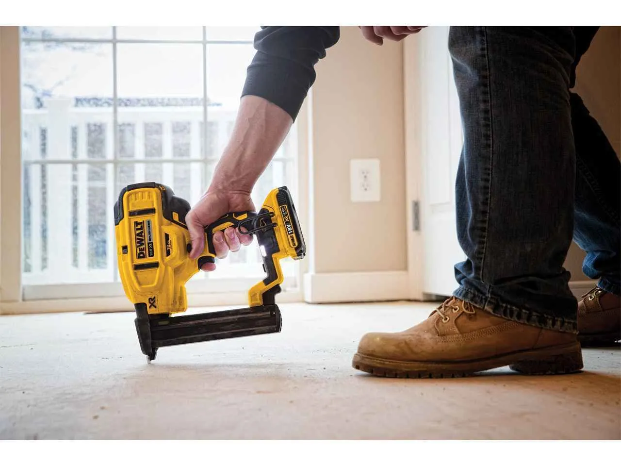 Pistol de batut cuie otel/beton DeWALT DCN681D2