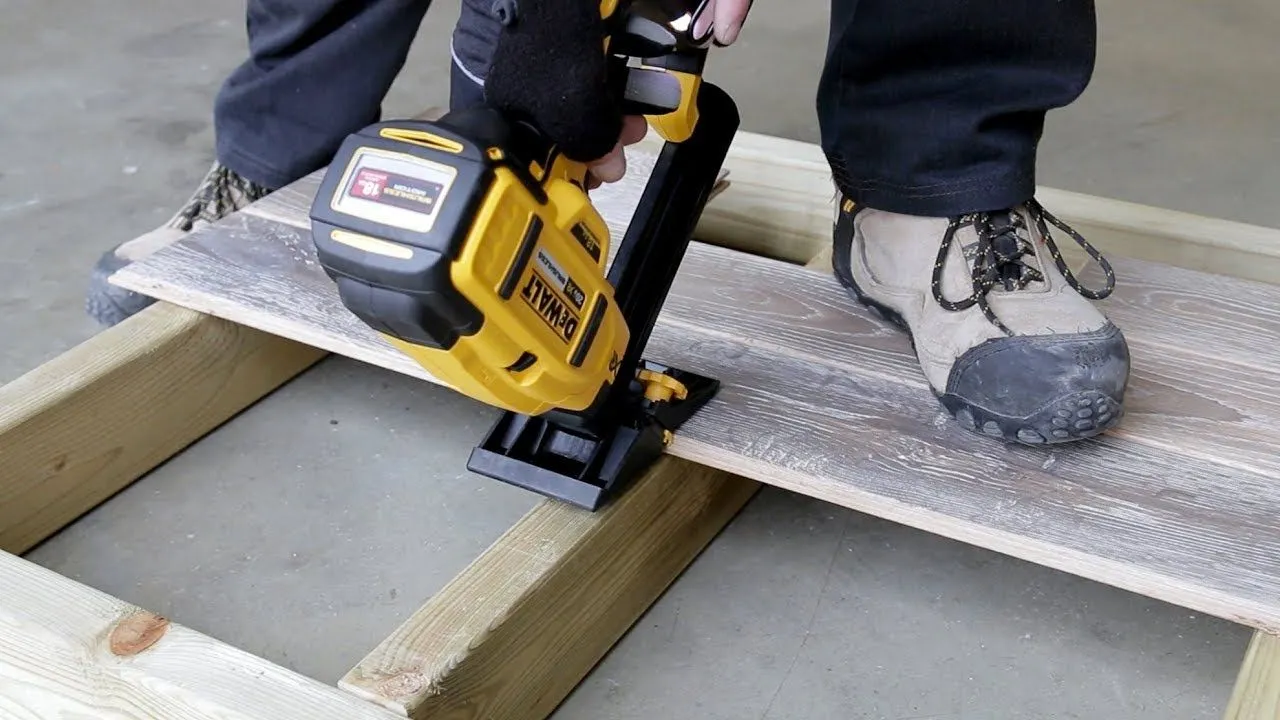 Capsator cu baterie DeWALT DCN682D2