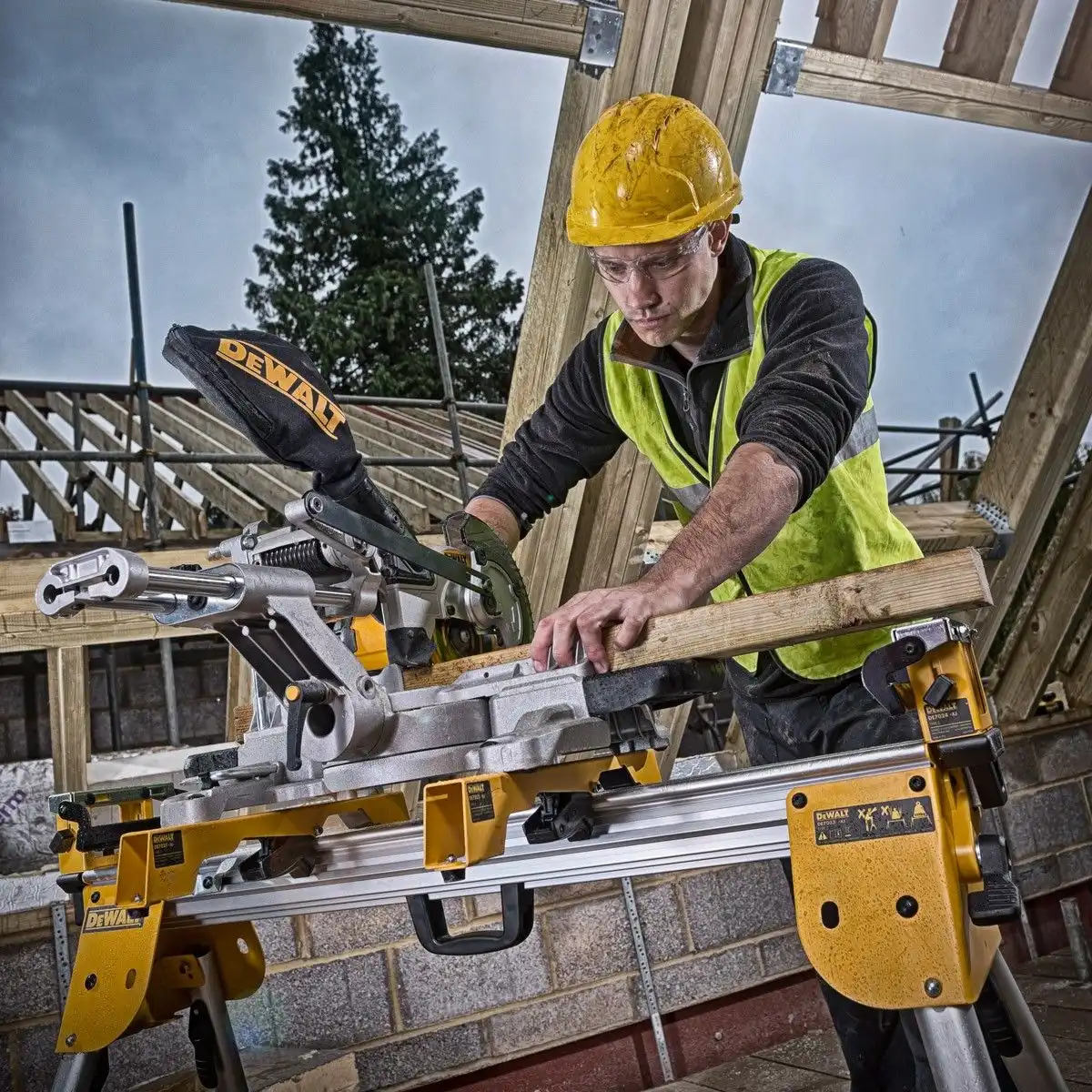 Аккумуляторная торцовочная пила DeWALT DCS365M2