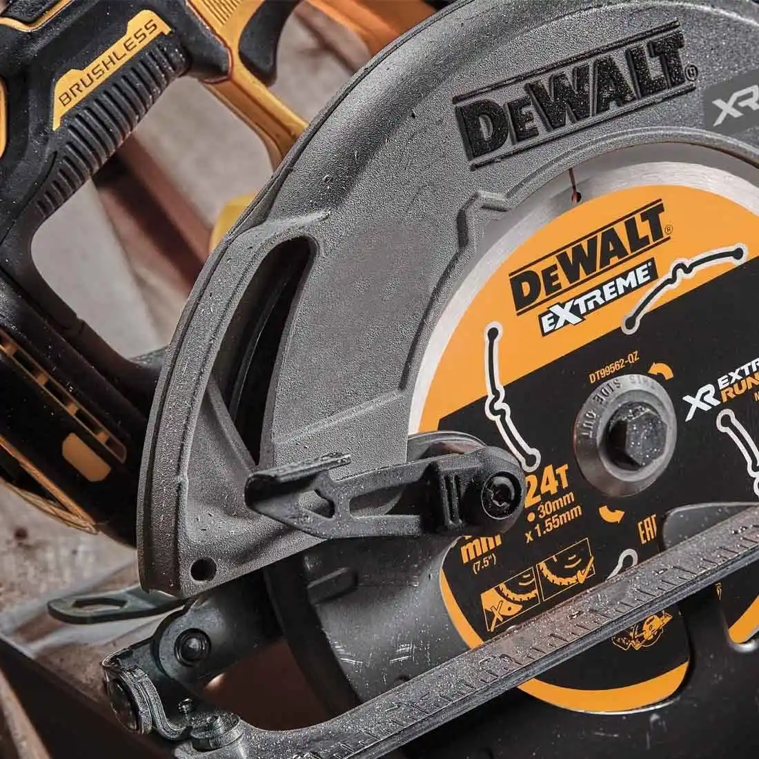 Ручна дискова пилка Dewalt DCS573NT