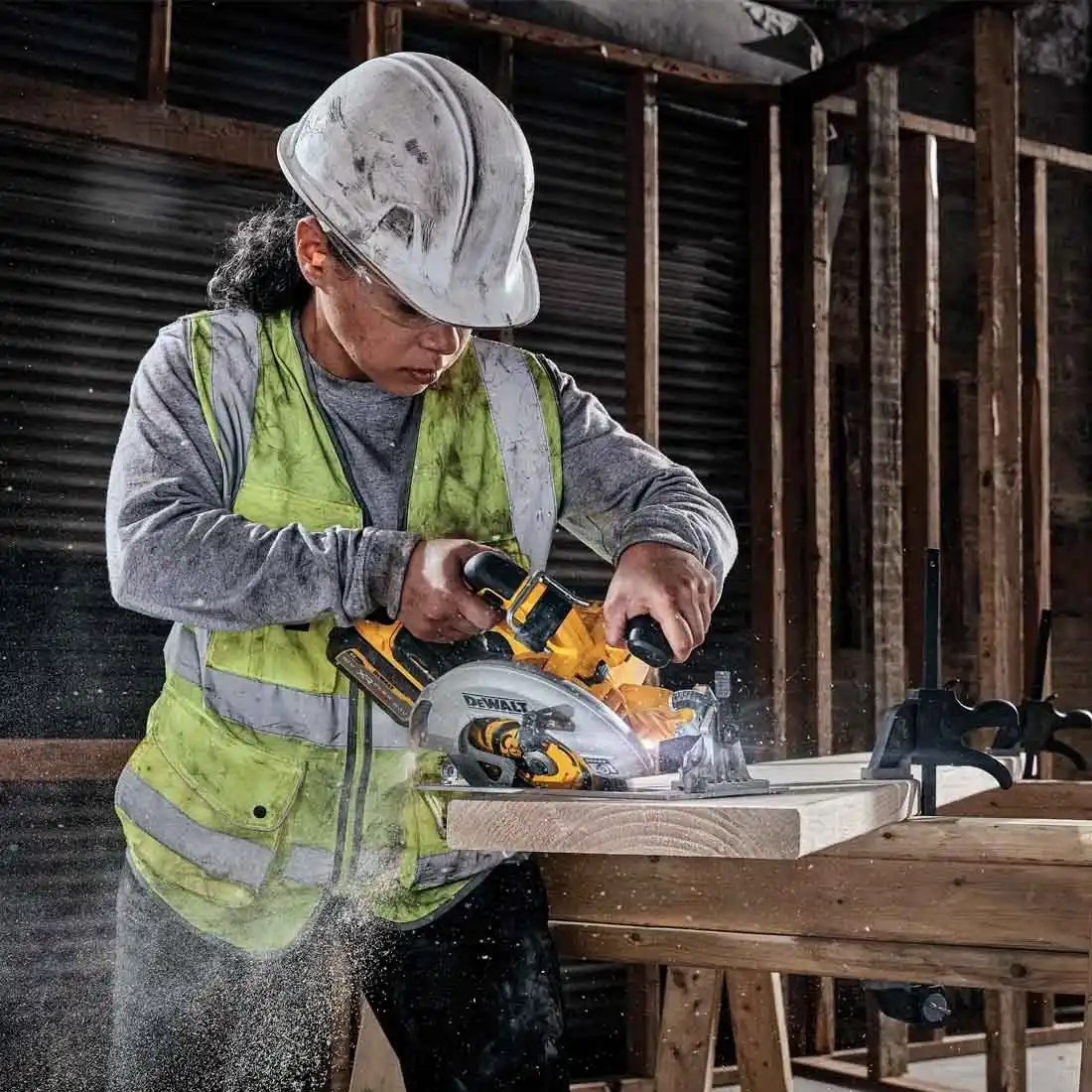 Ручна дискова пилка Dewalt DCS573NT