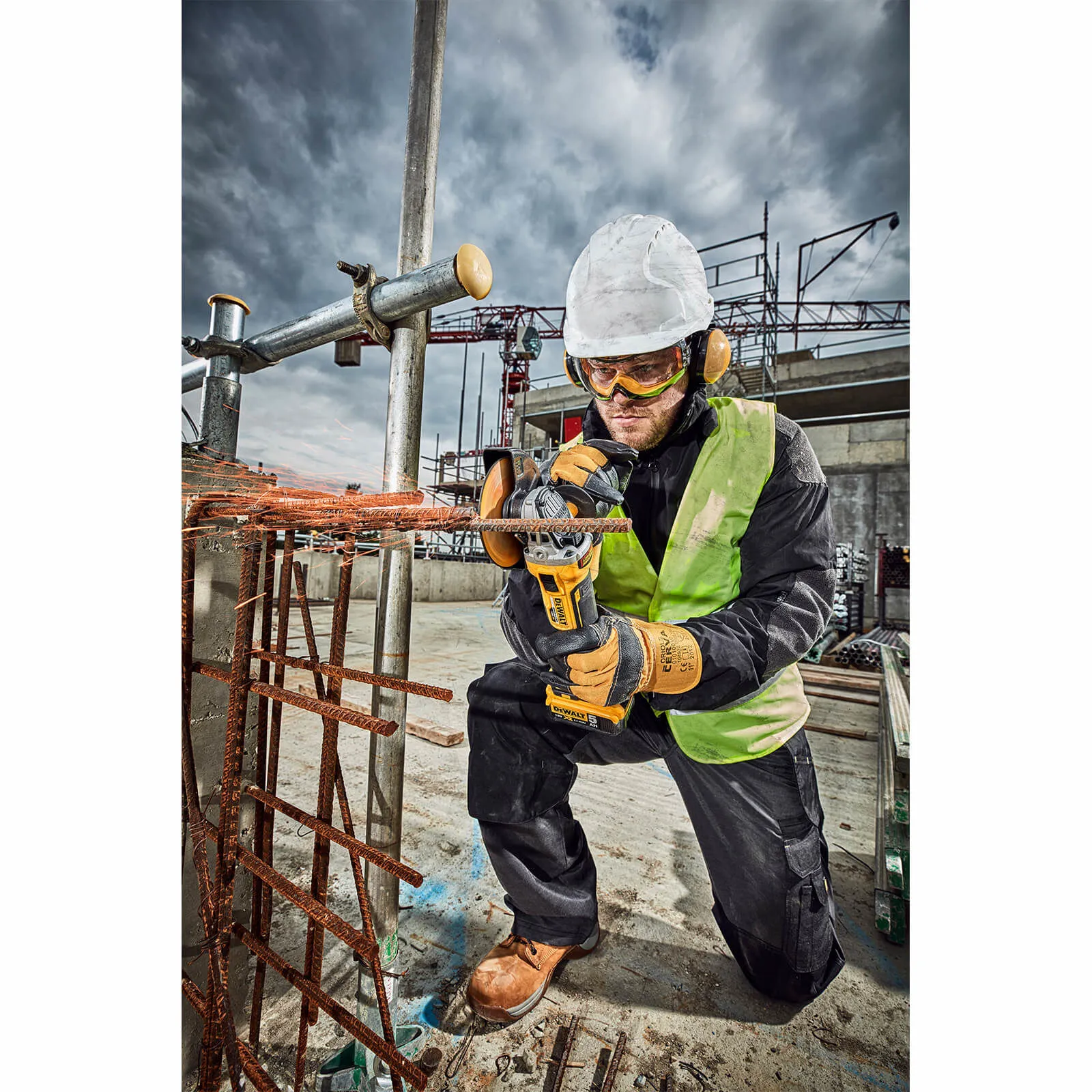 Polizor unghiular cu acumulator DeWALT DCG405P3