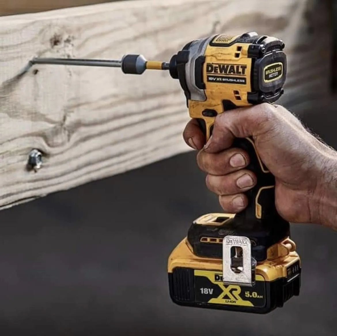 Mașină de inșurubat cu impuls DeWALT DCF850N
