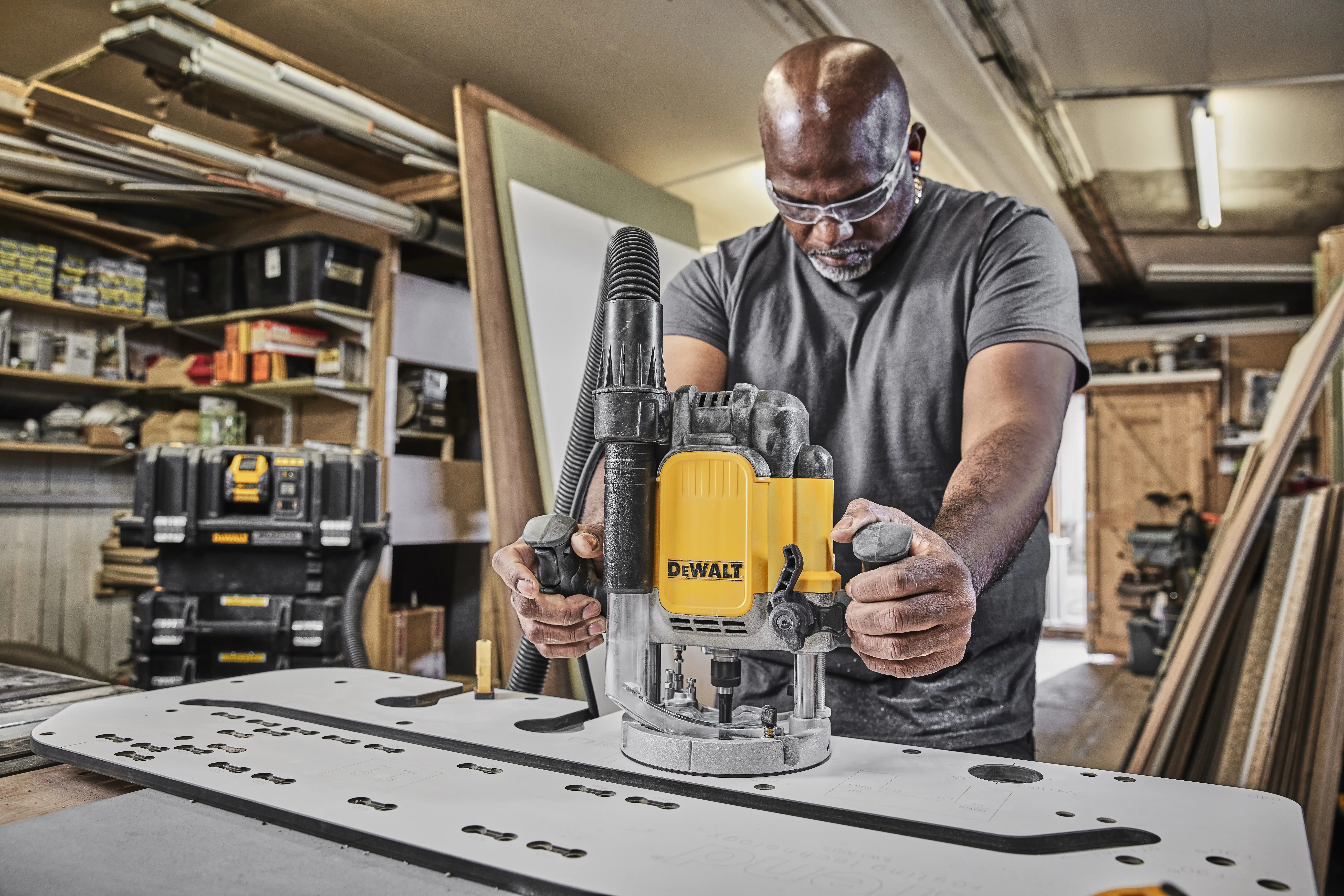 Фрезер двуручный DeWALT DWE625KT